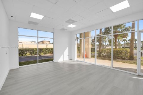 Propiedad comercial en venta en Coral Springs, Florida № 1962024 - foto 11