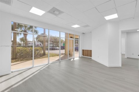 Propiedad comercial en venta en Coral Springs, Florida № 1962024 - foto 12