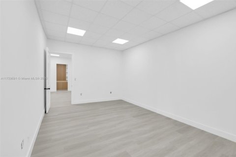 Propiedad comercial en venta en Coral Springs, Florida № 1962024 - foto 18