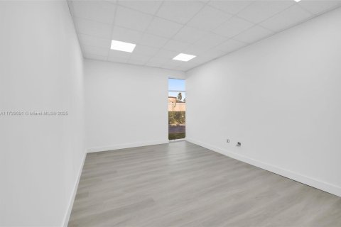 Propiedad comercial en venta en Coral Springs, Florida № 1962024 - foto 17