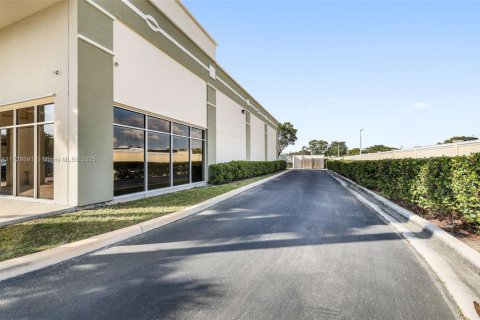 Propiedad comercial en venta en Coral Springs, Florida № 1962024 - foto 10