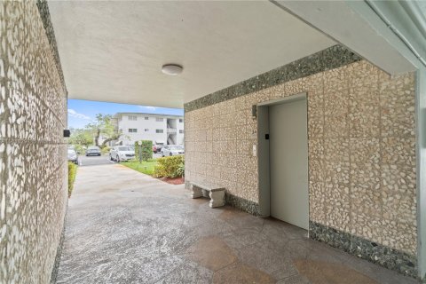 Condo in Hollywood, Florida, 1 bedroom  № 1775325 - photo 2