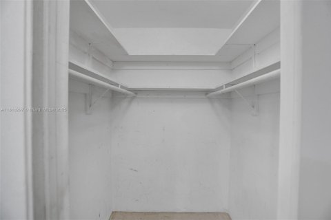 Condo in Hollywood, Florida, 1 bedroom  № 1775325 - photo 13