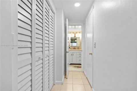 Condo in Hollywood, Florida, 1 bedroom  № 1775325 - photo 11