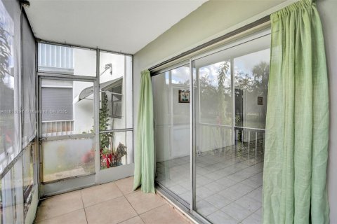 Condo in Hollywood, Florida, 1 bedroom  № 1775325 - photo 16