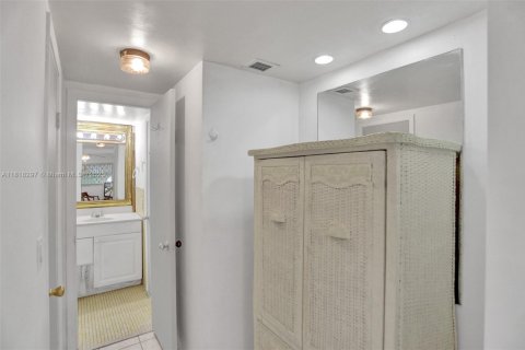 Condo in Hollywood, Florida, 1 bedroom  № 1775325 - photo 12