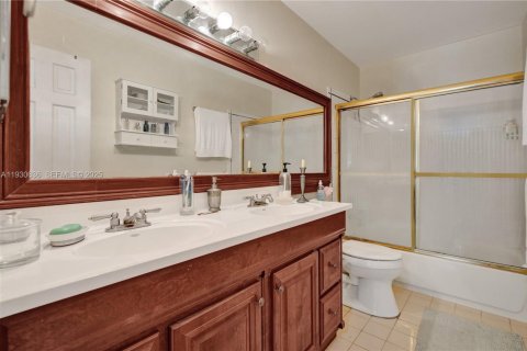 Villa ou maison à vendre à Miami, Floride: 3 chambres, 206.52 m2 № 1992018 - photo 17