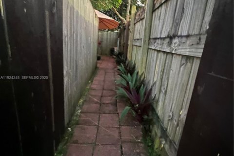 Casa en venta en Miami, Florida, 2 dormitorios, 124.12 m2 № 1984387 - foto 5