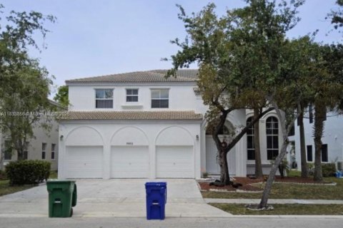 House in Miramar, Florida 6 bedrooms, 337.05 sq.m. № 1814671 - photo 1