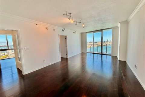 Кондоминиум с 3 спальнями в Майами, Флорида № 2028038