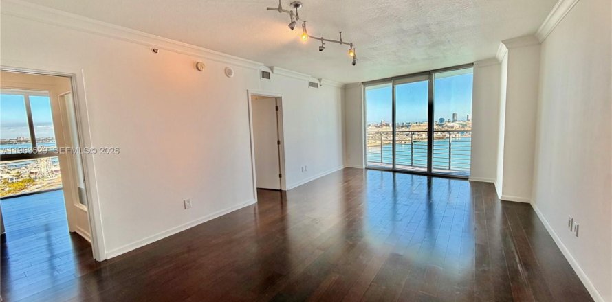 Кондоминиум с 3 спальнями в Майами, Флорида № 2028038