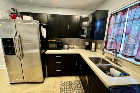 Copropriété à louer à Hollywood, Floride: 2 chambres, 81.75 m2 № 1976903 - photo 2