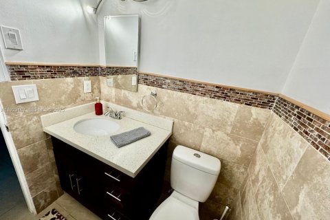 Copropriété à louer à Hollywood, Floride: 2 chambres, 81.75 m2 № 1976903 - photo 15