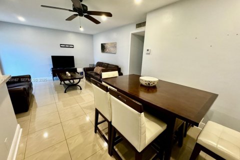 Copropriété à louer à Hollywood, Floride: 2 chambres, 81.75 m2 № 1976903 - photo 7