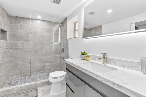 Condo in Hallandale Beach, Florida, 1 bedroom № 1988037 - photo 12