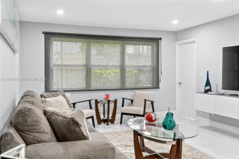 Condo in Hallandale Beach, Florida, 1 bedroom № 1988037 - photo 8