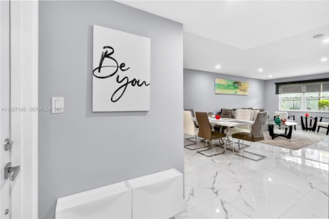 Condo in Hallandale Beach, Florida, 1 bedroom № 1988037 - photo 3