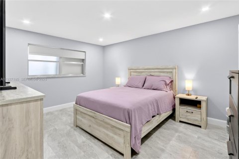 Condo in Hallandale Beach, Florida, 1 bedroom № 1988037 - photo 9