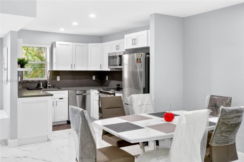 Condo in Hallandale Beach, Florida, 1 bedroom № 1988037 - photo 4