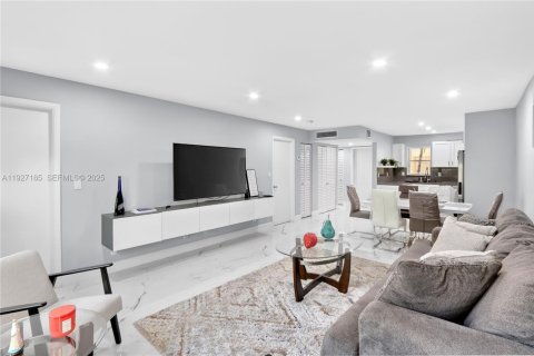 Condo in Hallandale Beach, Florida, 1 bedroom № 1988037 - photo 6