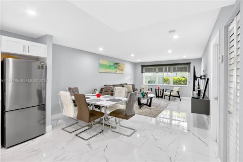 Condo in Hallandale Beach, Florida, 1 bedroom № 1988037 - photo 5