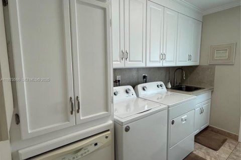 Casa en venta en Tamarac, Florida, 2 dormitorios, 74.88 m2 № 1982295 - foto 3