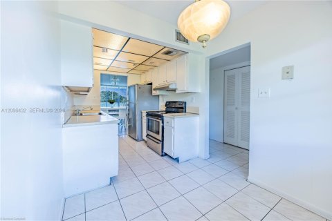 Copropriété à vendre à Lauderdale Lakes, Floride: 2 chambres, 93.09 m2 № 2393376 - photo 2