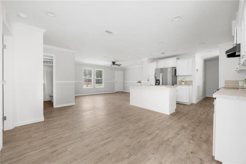House in Fort White, Florida 3 bedrooms, 118.91 sq.m. № 2393824 - photo 14