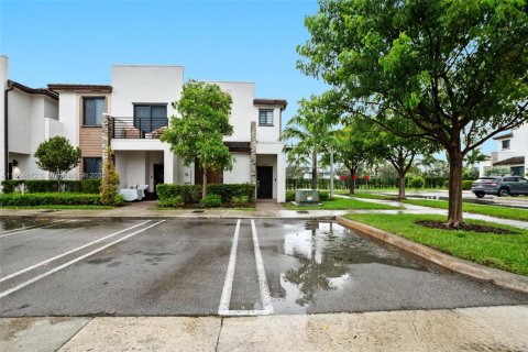 Townhouse in Miami, Florida 3 bedrooms, 122.63 sq.m. № 1892705 - photo 1