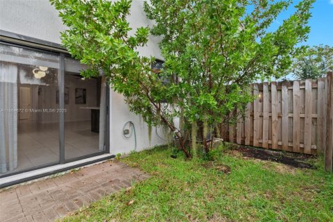 Townhouse in Miami, Florida 3 bedrooms, 122.63 sq.m. № 1892705 - photo 24