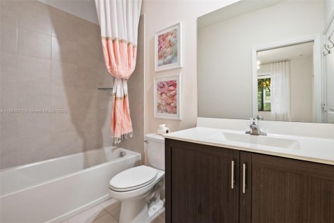 Townhouse in Miami, Florida 3 bedrooms, 122.63 sq.m. № 1892705 - photo 13