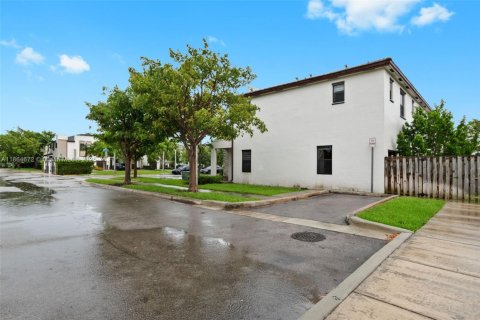 Townhouse in Miami, Florida 3 bedrooms, 122.63 sq.m. № 1892705 - photo 2
