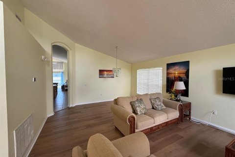 House in Davenport, Florida 4 bedrooms, 176.98 sq.m. № 2429398 - photo 3