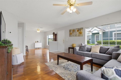 Townhouse in Brandon, Florida 2 bedrooms, 109.44 sq.m. № 2157880 - photo 2