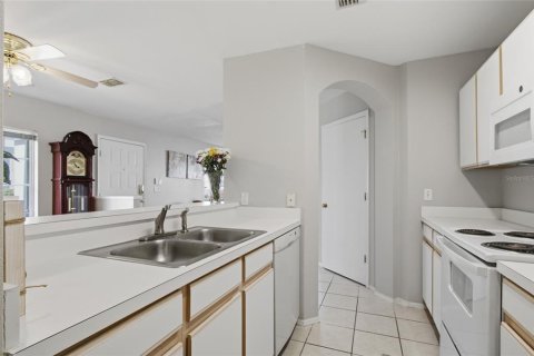 Townhouse in Brandon, Florida 2 bedrooms, 109.44 sq.m. № 2157880 - photo 10