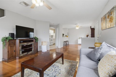 Townhouse in Brandon, Florida 2 bedrooms, 109.44 sq.m. № 2157880 - photo 3