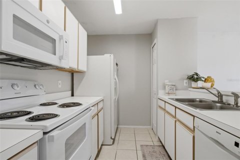 Townhouse in Brandon, Florida 2 bedrooms, 109.44 sq.m. № 2157880 - photo 11