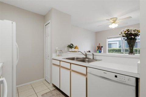 Townhouse in Brandon, Florida 2 bedrooms, 109.44 sq.m. № 2157880 - photo 9
