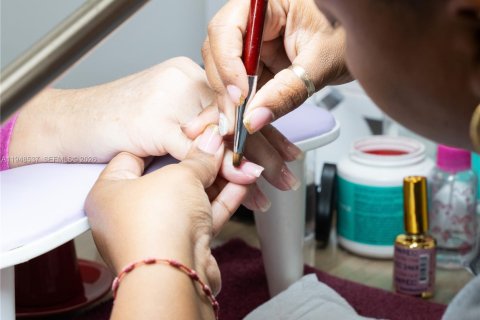 Propiedad comercial en venta en Hialeah, Florida № 2004495 - foto 2