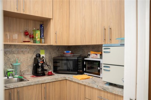 Propiedad comercial en venta en Hialeah, Florida № 2004495 - foto 13