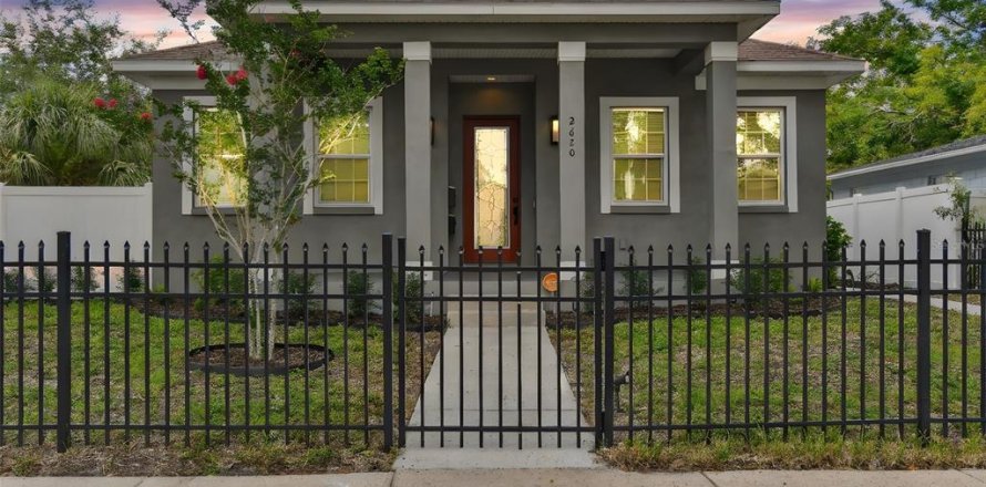 House in Saint Petersburg, Florida 4 bedrooms, 221.57 sq.m. № 1849826
