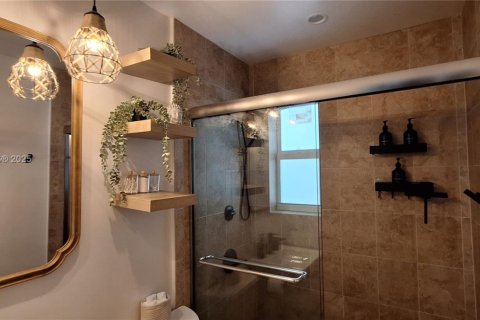 Casa en alquiler en Miami, Florida, 3 dormitorios, 166.67 m2 № 2012400 - foto 5