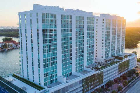 Apartment in 400 SUNNY ISLES in Sunny Isles Beach, Florida 2 bedrooms, 144 sq.m. № 78140 - photo 1