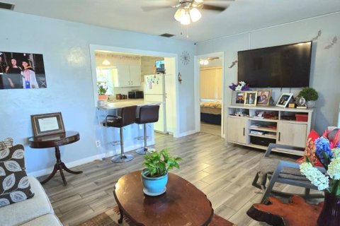House in Frostproof, Florida 3 bedrooms, 90.77 sq.m. № 1834823 - photo 2