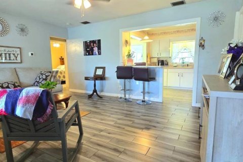 House in Frostproof, Florida 3 bedrooms, 90.77 sq.m. № 1834823 - photo 3
