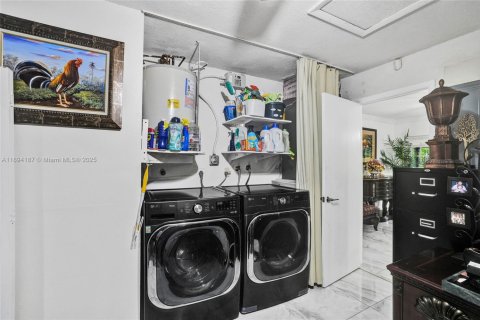 Casa en venta en Miami, Florida, 4 dormitorios, 160.54 m2 № 1945905 - foto 25