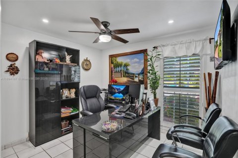 Casa en venta en Miami, Florida, 4 dormitorios, 160.54 m2 № 1945905 - foto 18