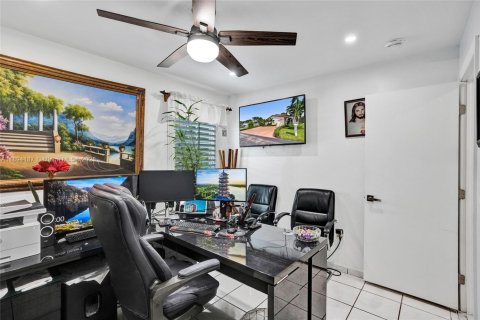 Casa en venta en Miami, Florida, 4 dormitorios, 160.54 m2 № 1945905 - foto 19