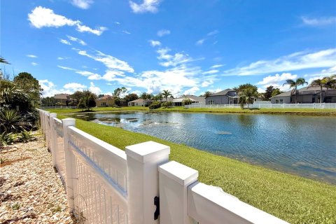 Villa ou maison à louer à Land O' Lakes, Floride: 4 chambres, 281.77 m2 № 2411484 - photo 2