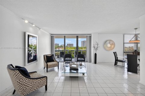 Condominio en venta en Aventura, Florida, 1 dormitorio, 83.24 m2 № 2014283 - foto 3